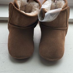 Baby uggs 4/5 new in original box (box has marks on edges )